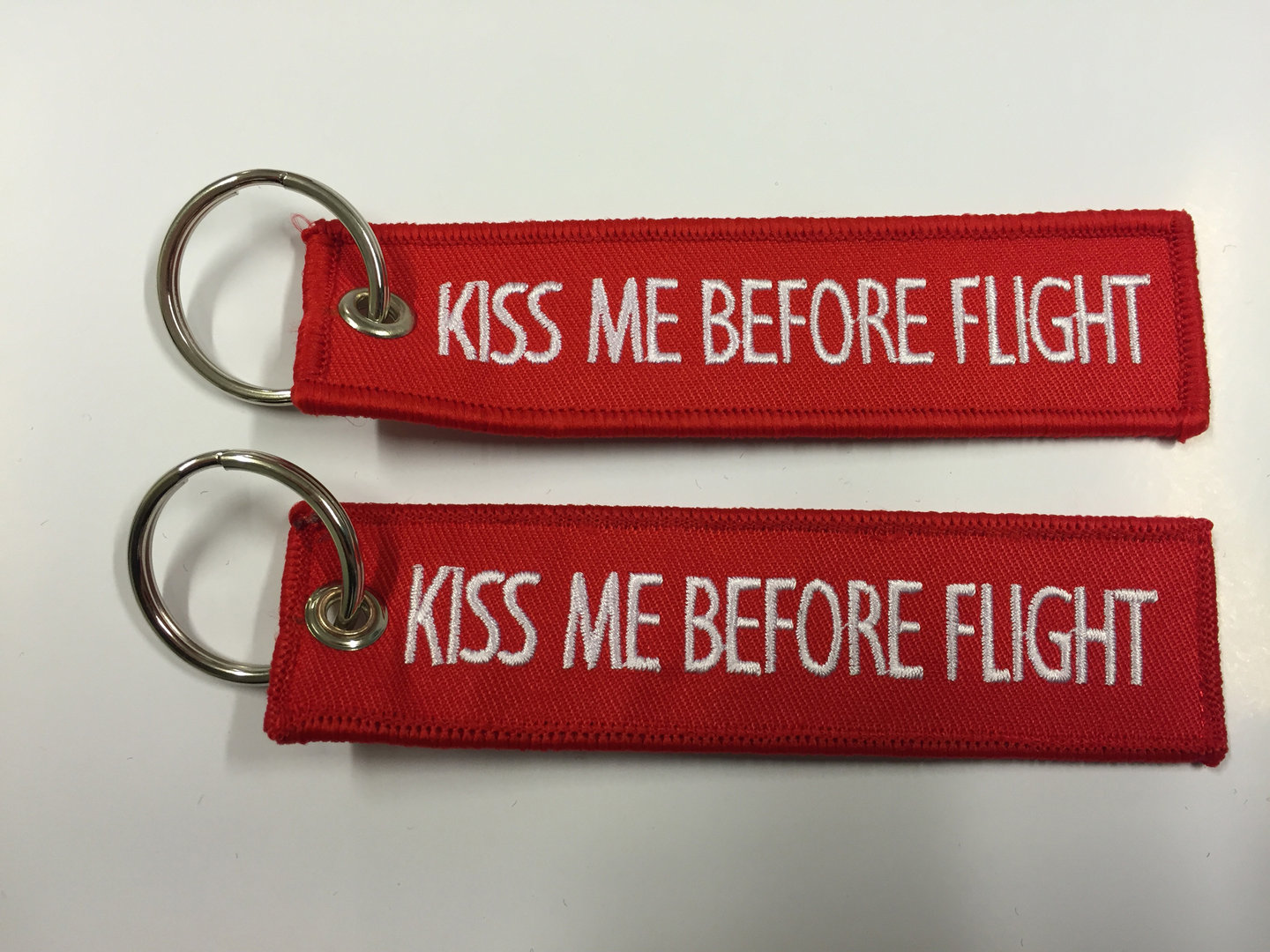 KISS ME BEFORE FLIGHT Keyring beidseitig